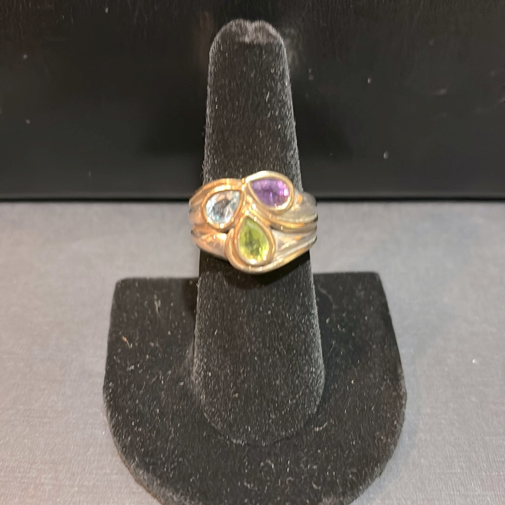 Elegant sterling silver size 7 ring.